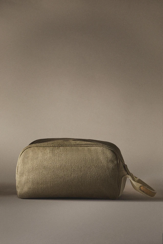 MINIMALIST MAKEUP BAG WITH LEATHER DETAIL