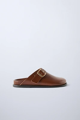 LEATHER CLOG WITH SIDE BUCKLE