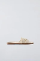 FLAT CROSSED-STRAP SANDALS