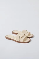 FLAT CROSSED-STRAP SANDALS