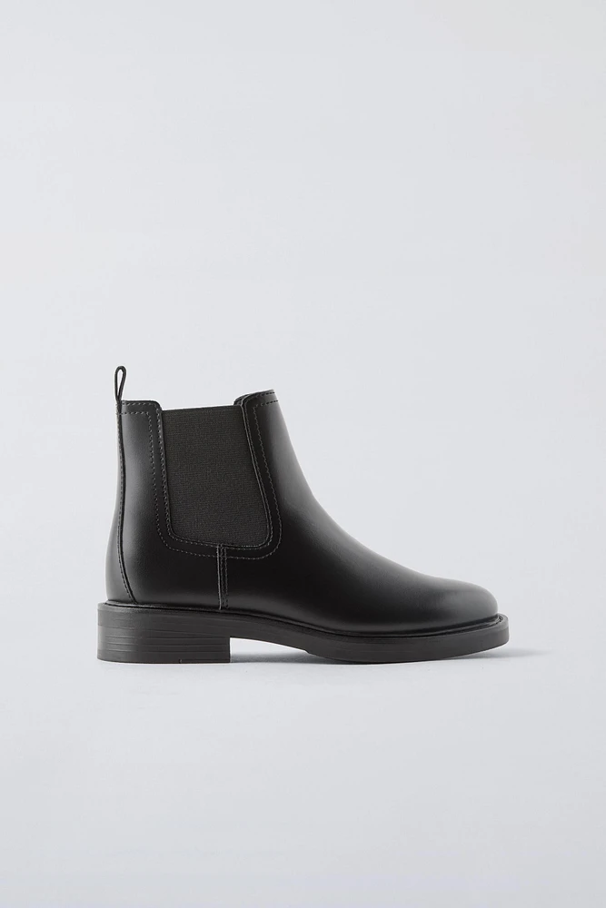 CHELSEA BOOTS