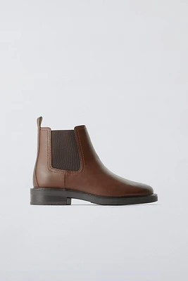 CHELSEA BOOTS