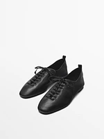 Flat lace-up shoes