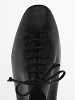 Flat lace-up shoes