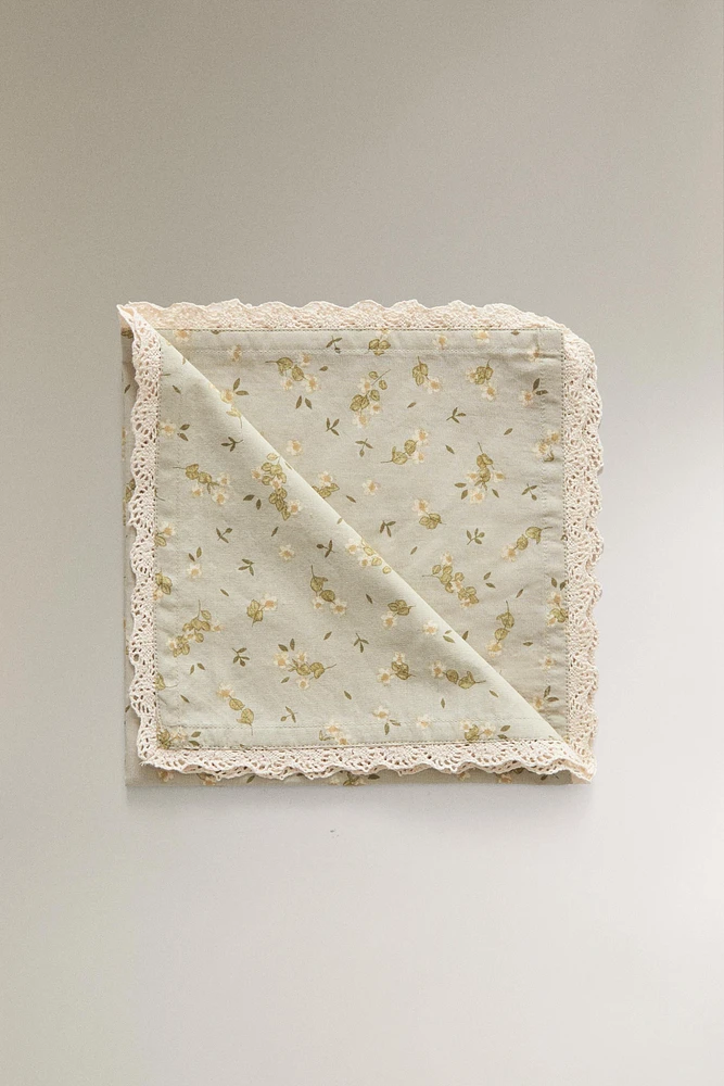 FLORAL NAPKINS WITH LACE TRIM (PACK OF 2)