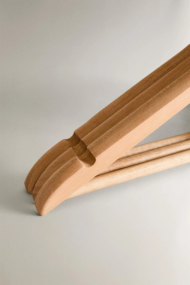 CINTRE BOIS LAQUÉ (LOT DE 3)