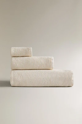 WAFFLE-KNIT TEXTURED BATH TOWEL