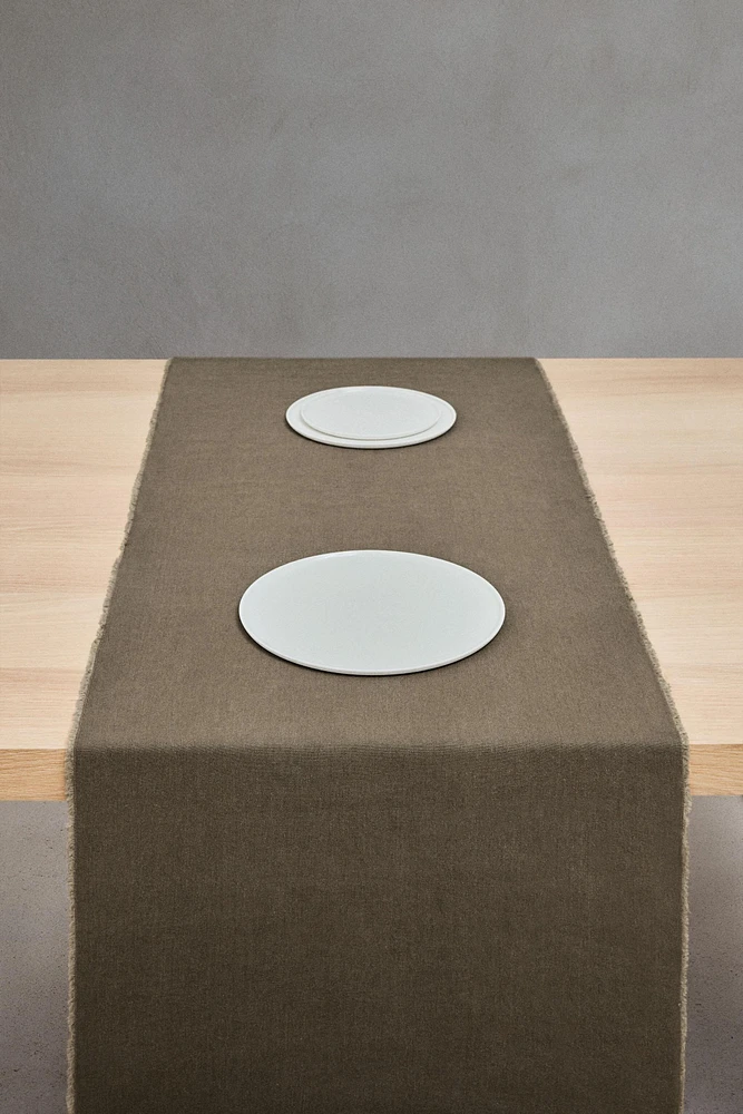 TABLE RUNNER 01