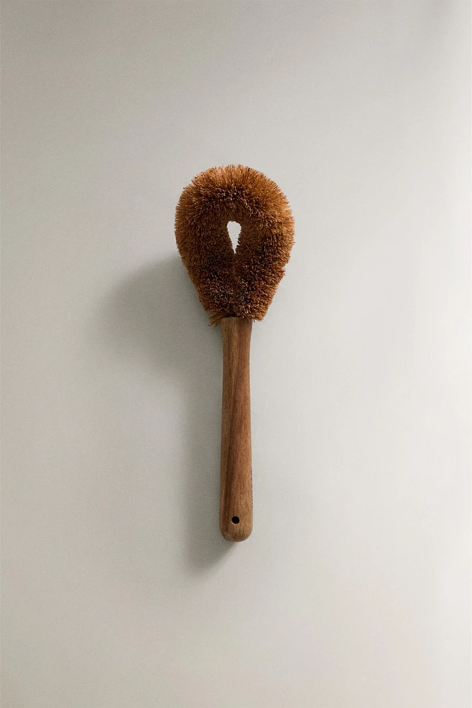 COCONUT FIBER BRUSH WITH WOODEN HANDLE