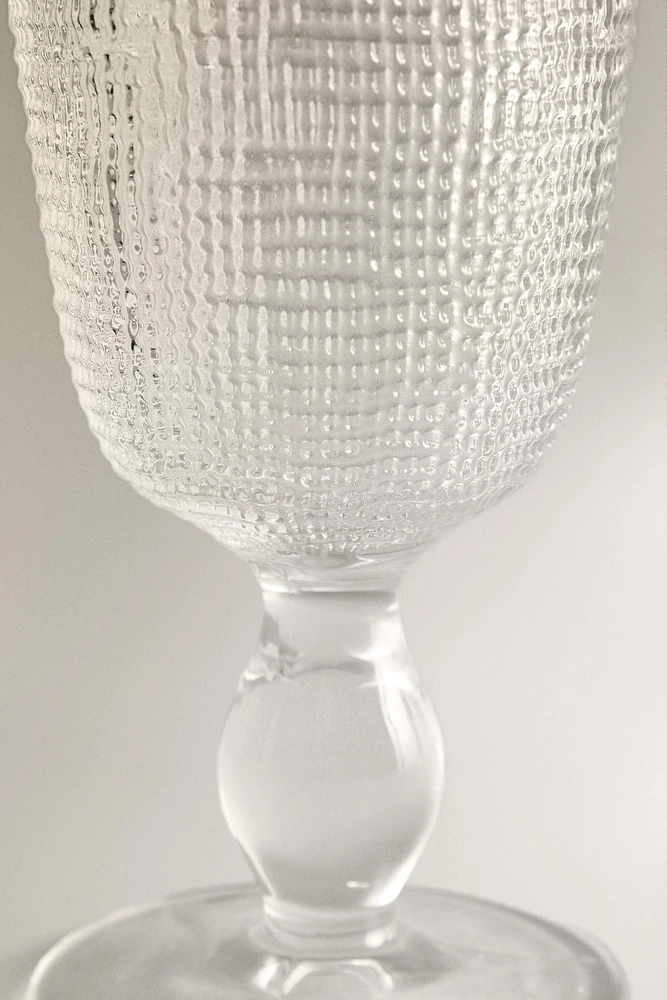 RAISED DESIGN WINE GLASS