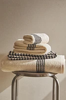 TOWEL WITH CONTRASTING BORDER