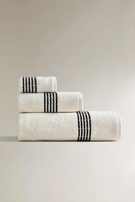 TOWEL WITH CONTRASTING BORDER