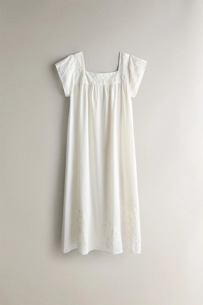 EMBROIDERED COTTON NIGHTGOWN