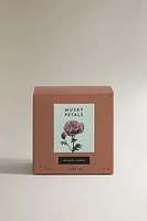 (400 G) MUSKY PETALS SCENTED CANDLE