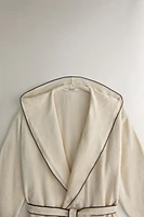 (320 GXM²) COTTON BATHROBE WITH AN OVERLOCK