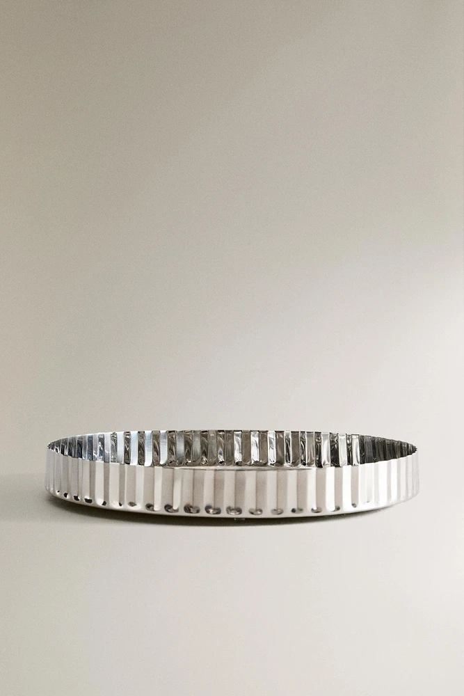 ROUND METAL TRAY WITH SCALLOPED EDGES