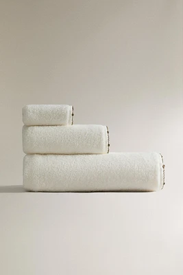 COTTON BATH TOWEL WITH TRIM DETAIL