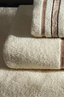 TOWEL WITH CREASED EFFECT BORDER