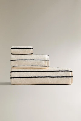 TOWEL WITH IRREGULAR STRIPES