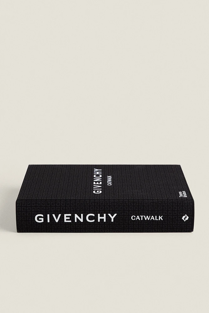 LIVRE GIVENCHY CATWALK