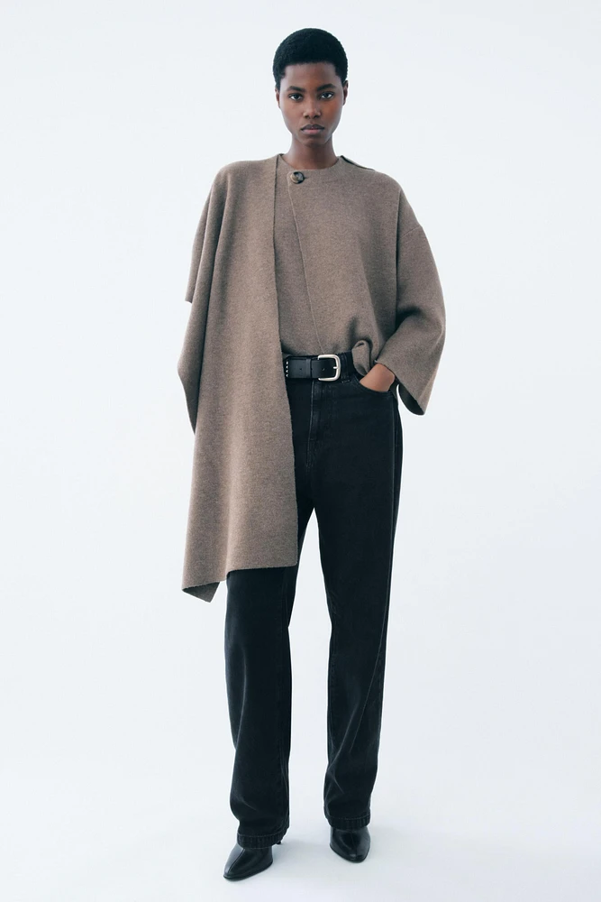 MANTEAU COURT EN MAILLE AVEC ÉCHARPE
