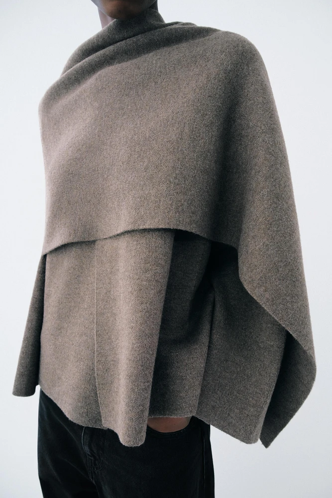 MANTEAU COURT EN MAILLE AVEC ÉCHARPE