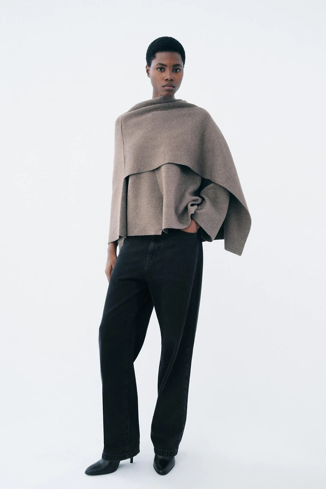 MANTEAU COURT EN MAILLE AVEC ÉCHARPE