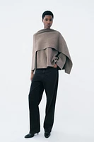 MANTEAU COURT EN MAILLE AVEC ÉCHARPE