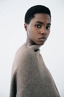 MANTEAU COURT EN MAILLE AVEC ÉCHARPE