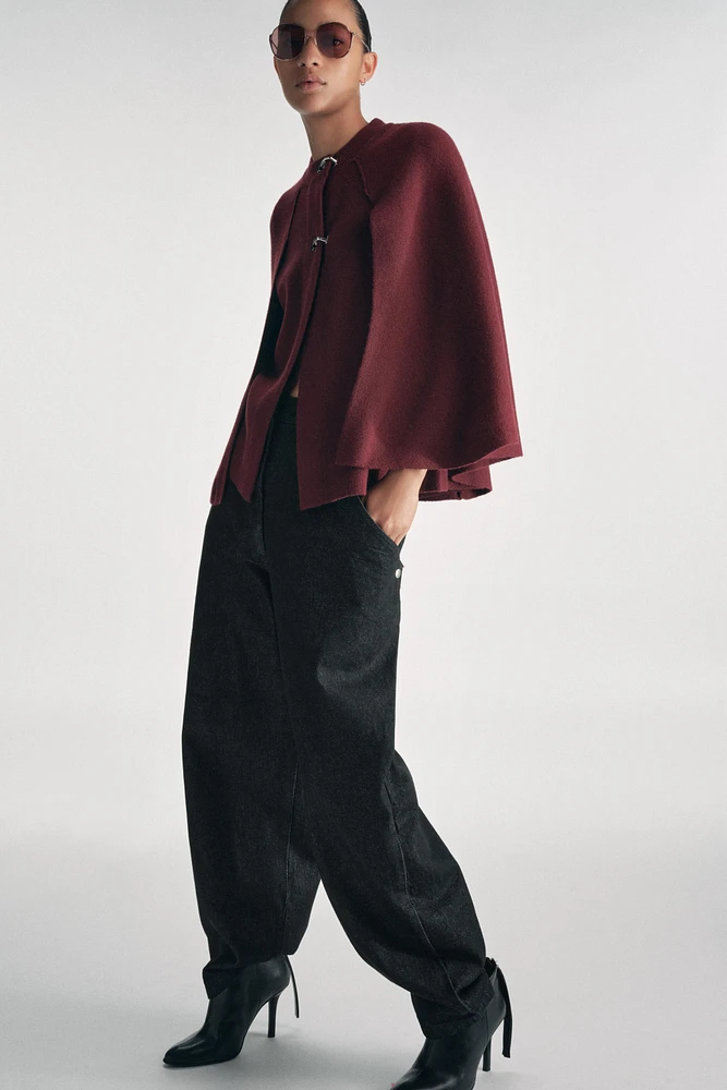 MANTEAU CAPE EN MAILLE