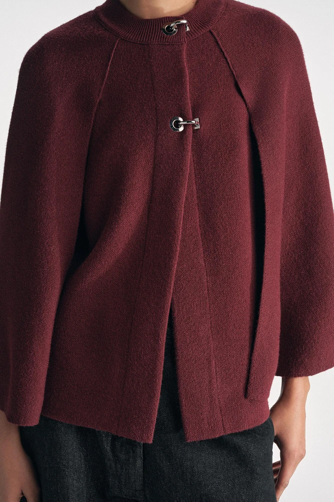 MANTEAU CAPE EN MAILLE