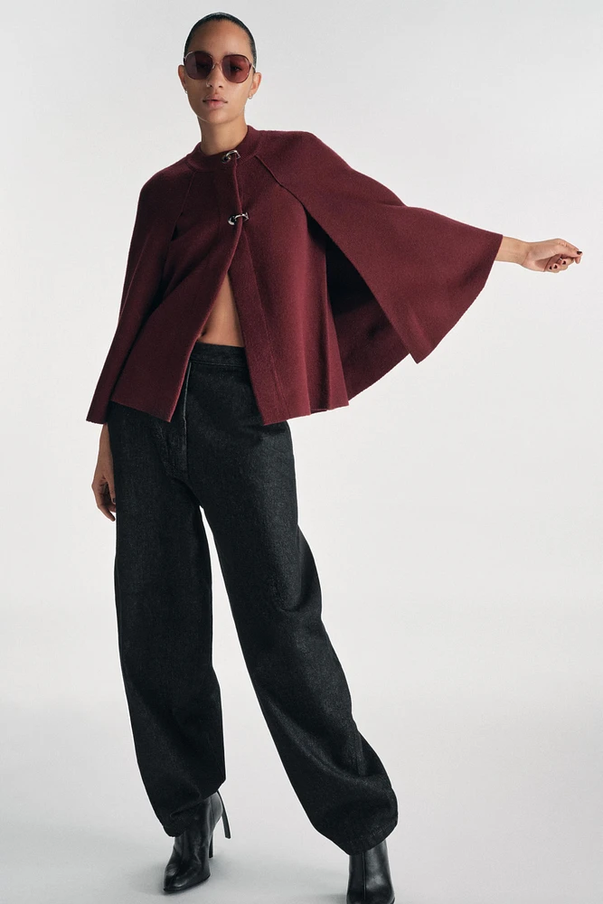 MANTEAU CAPE EN MAILLE