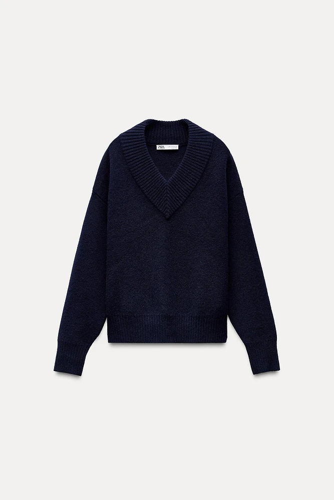 PULL EN MAILLE UNIE AVEC COL V