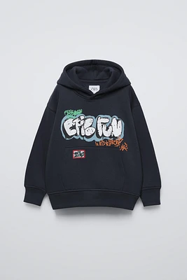 GRAFFITI PRINT HOODED SWEATSHIRT