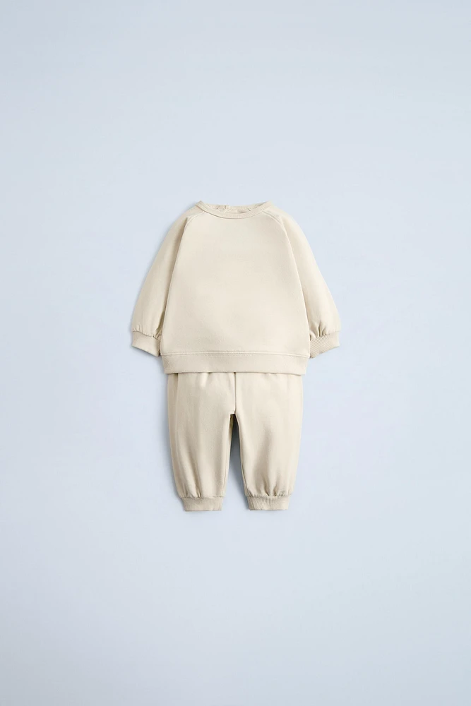 SWEATSHIRT AND JOGGER PANTS SET