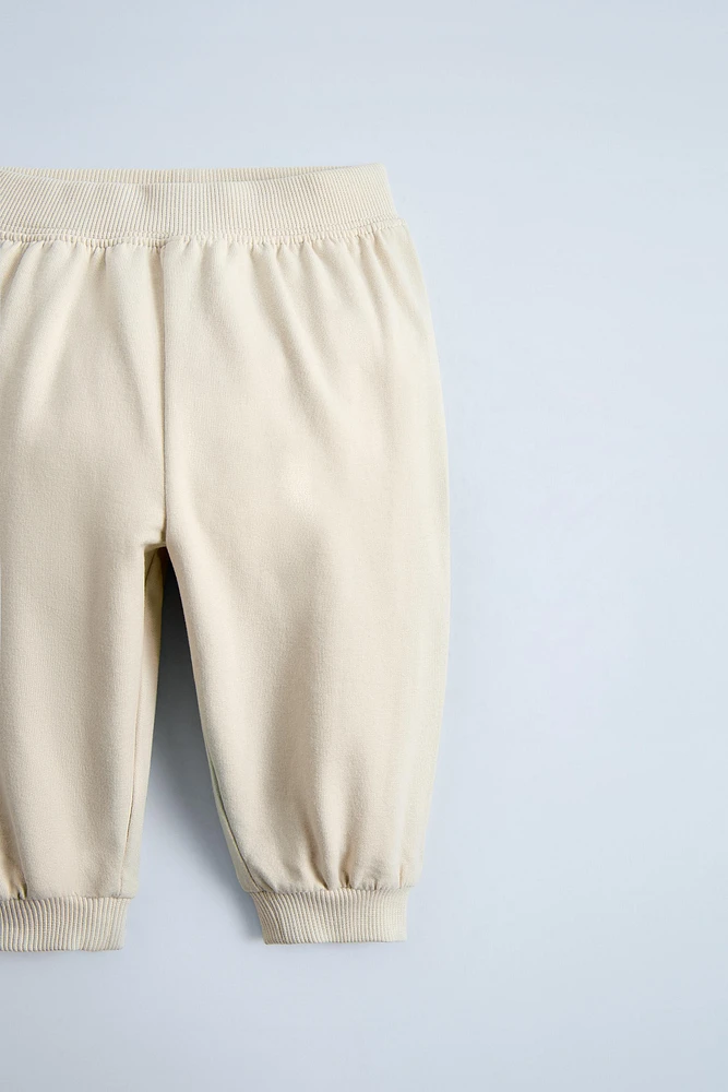 SWEATSHIRT AND JOGGER PANTS SET