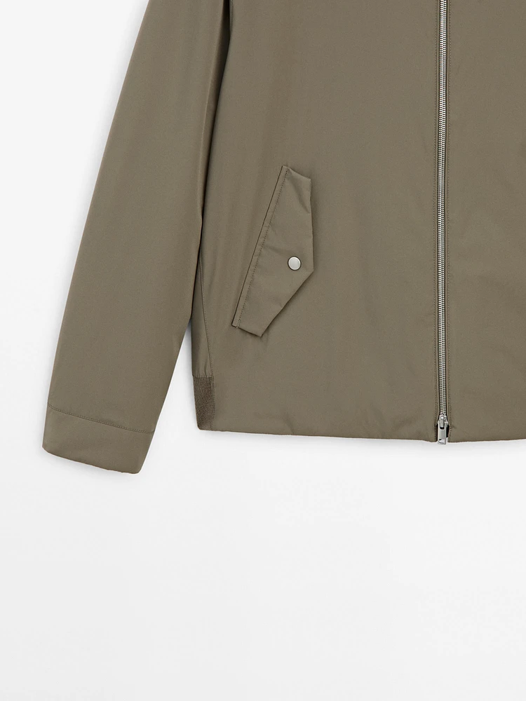 Lightweight jacket with zip fastening