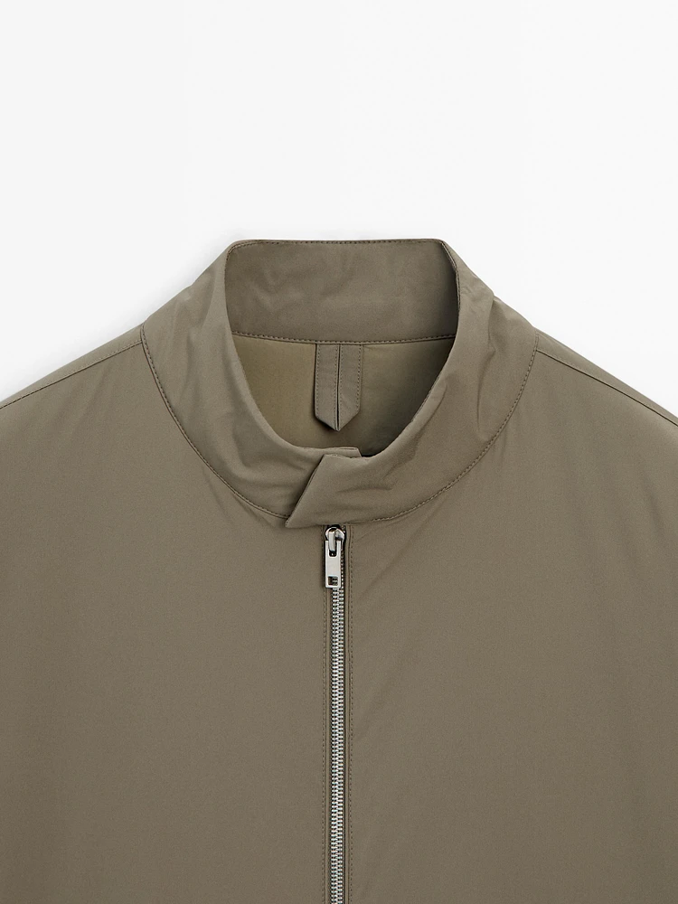 Lightweight jacket with zip fastening