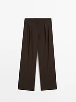 Pleated trousers with a clean design