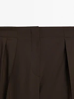 Pleated trousers with a clean design