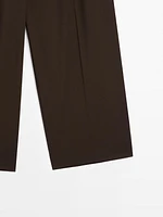 Pleated trousers with a clean design