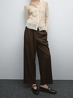 Pleated trousers with a clean design