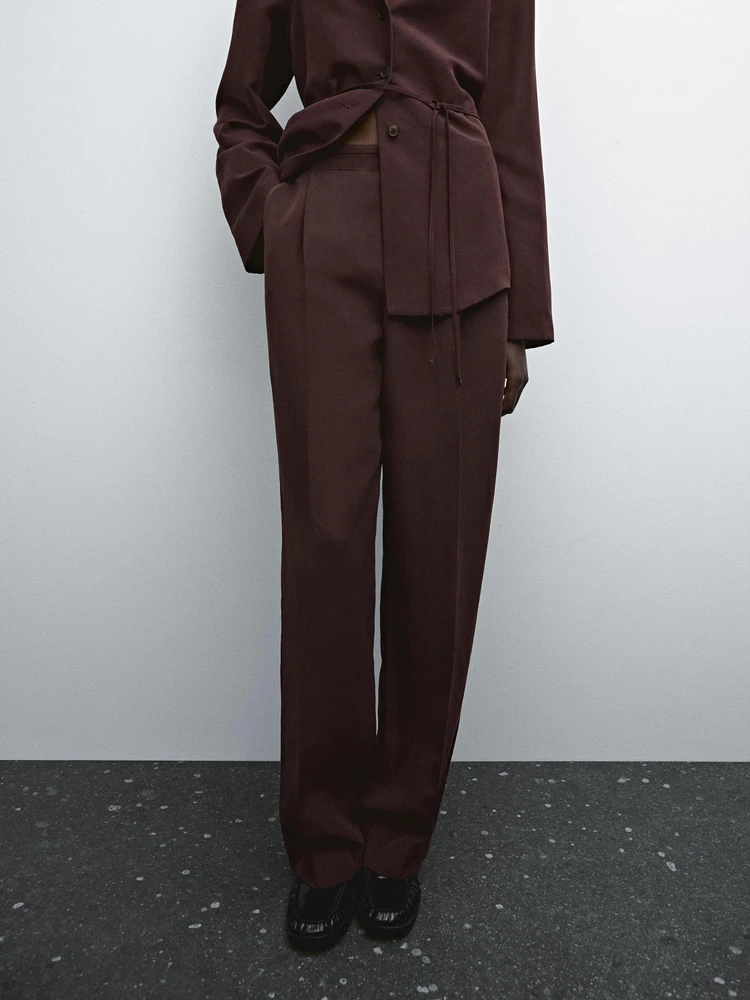 Flowing trousers with darts and thin waistband