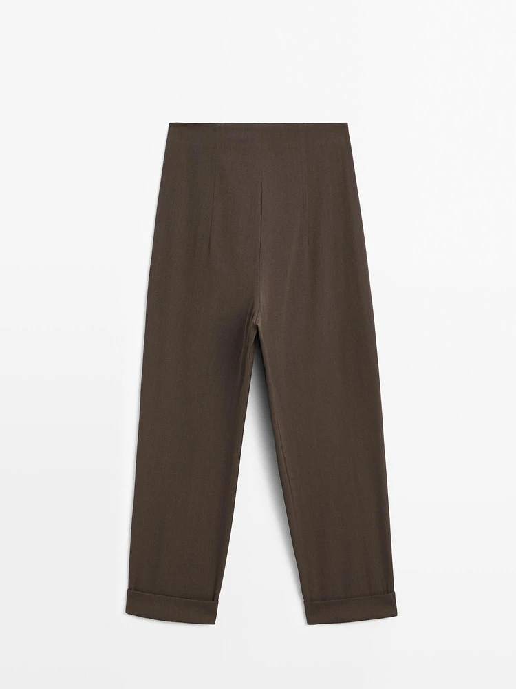 Suit trousers with turn-up hems