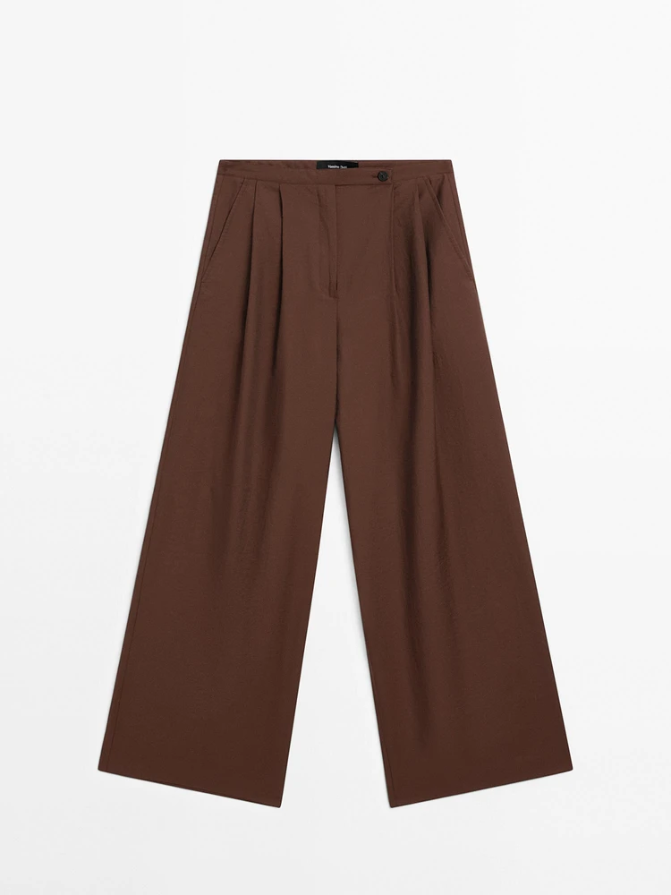 Flowing trousers with double darts