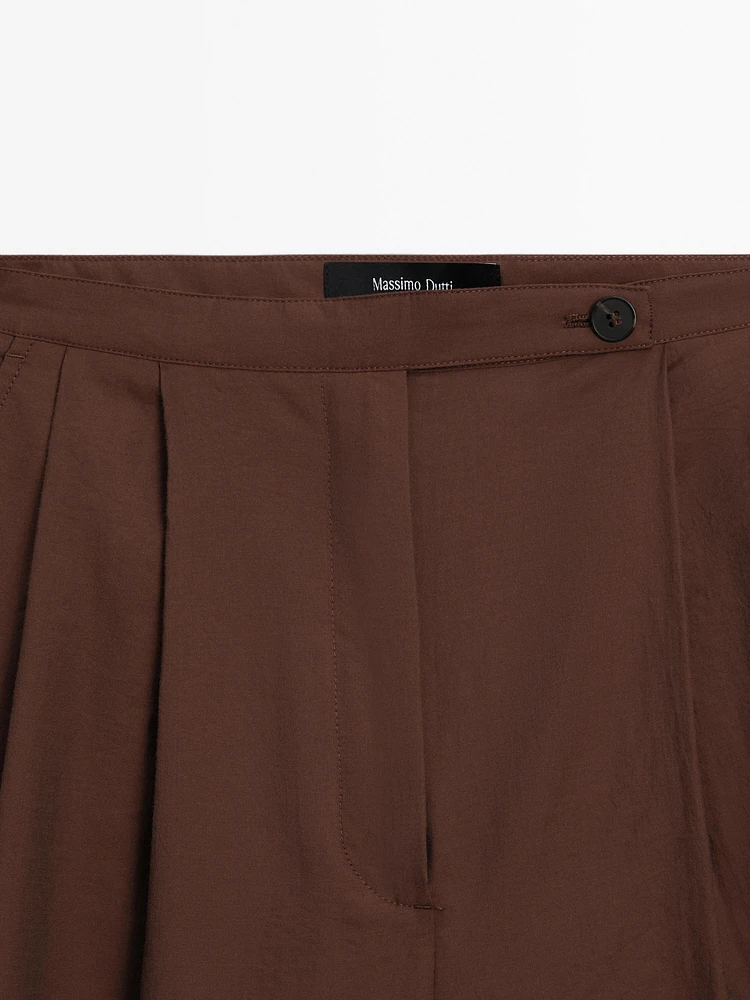 Flowing trousers with double darts