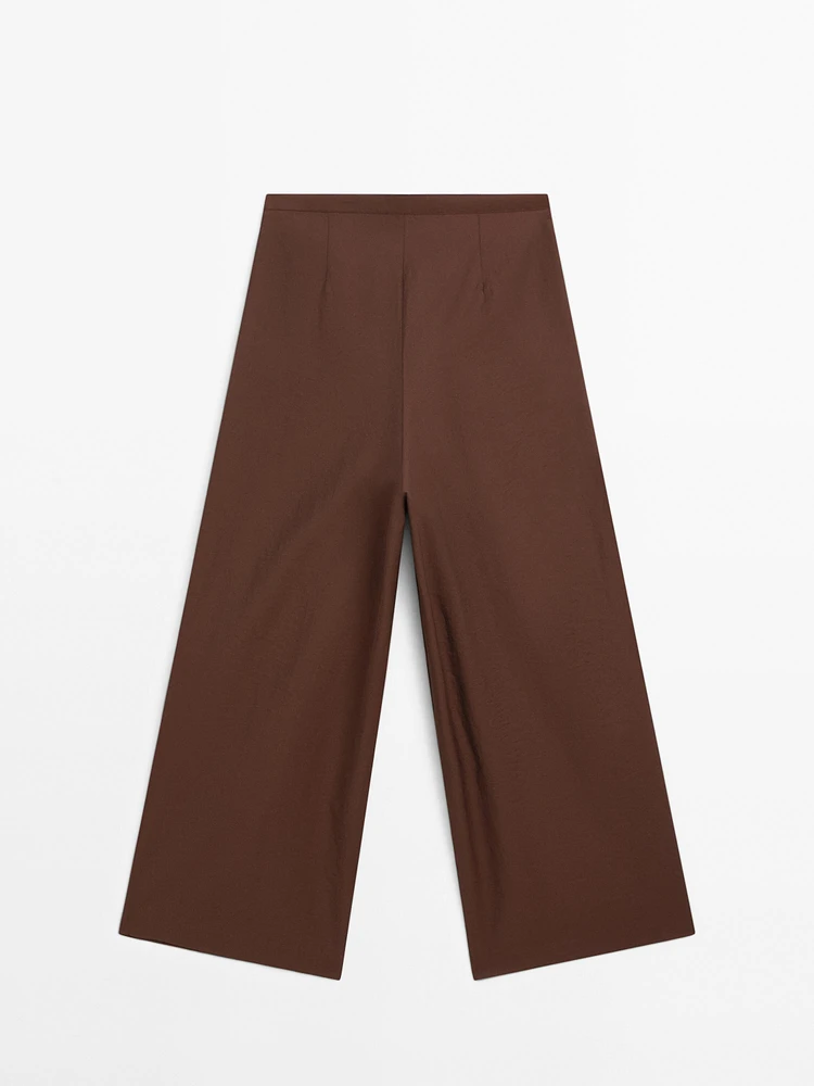 Flowing trousers with double darts