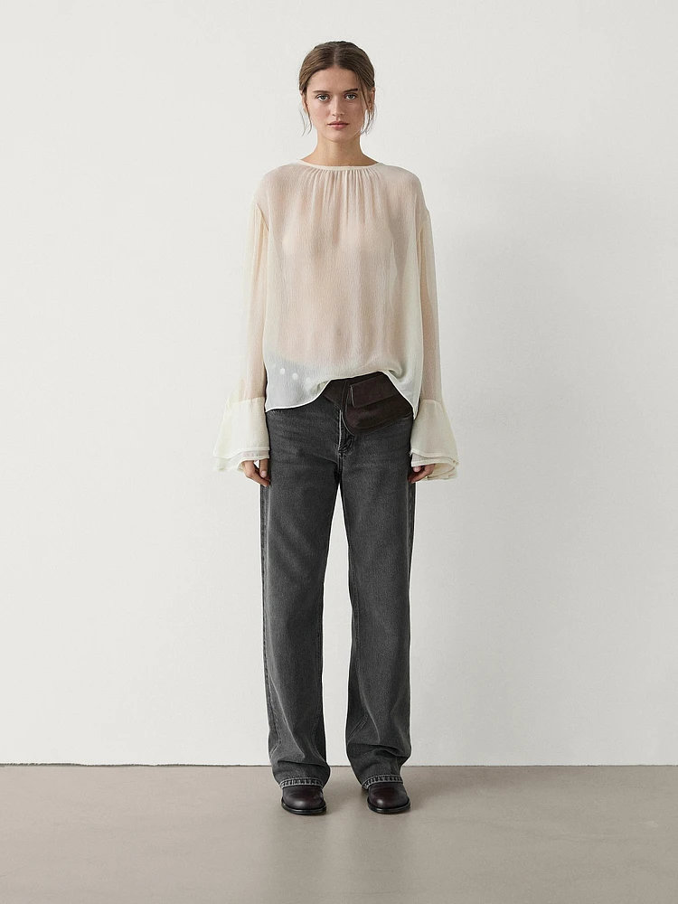 Flowing shirt with ruffles