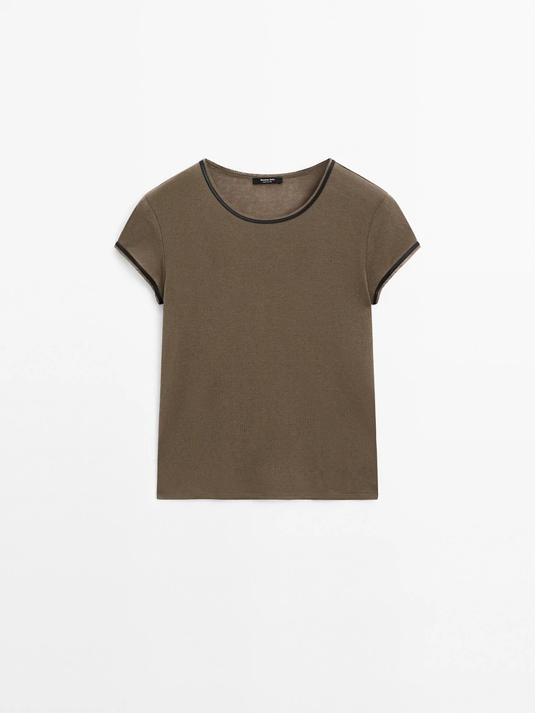 T-shirt contrastant avec liserés en cuir