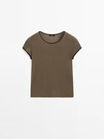 T-shirt contrastant avec liserés en cuir